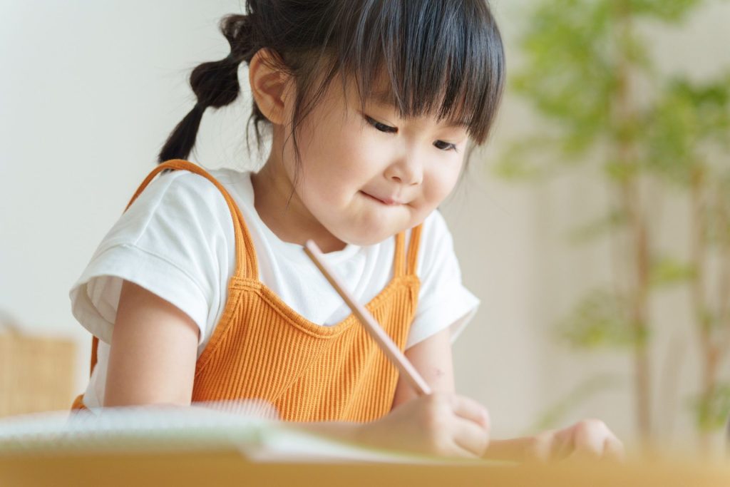 女の子が勉強している様子