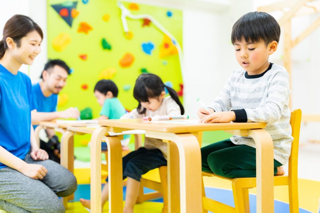 勉強している男の子