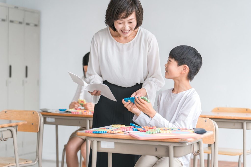 小学生の英語はいつからが正解？わが子に合う始めどきの見つけ方