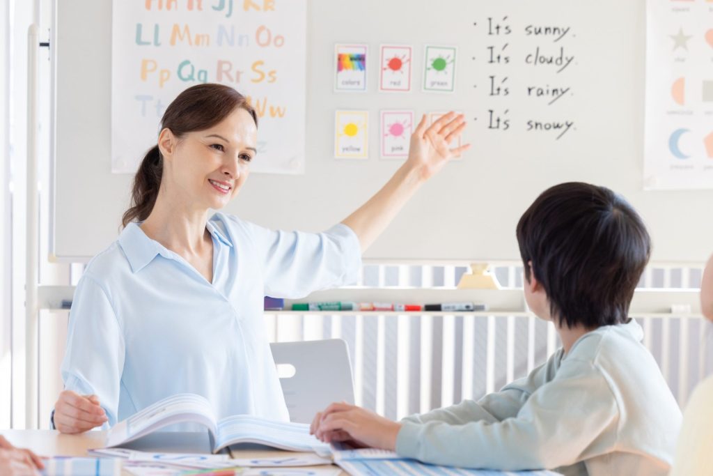 英語の授業を受けている男の子