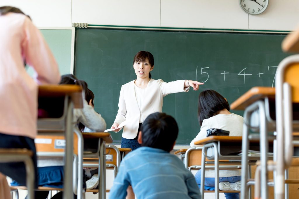 教室で怒られる子ども