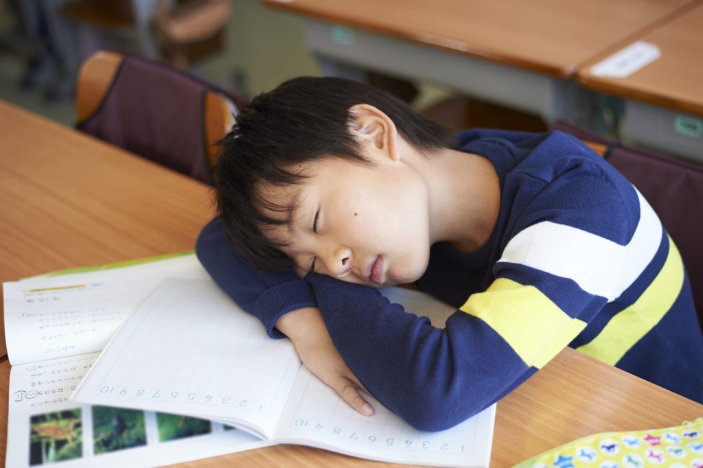 寝ている小学生