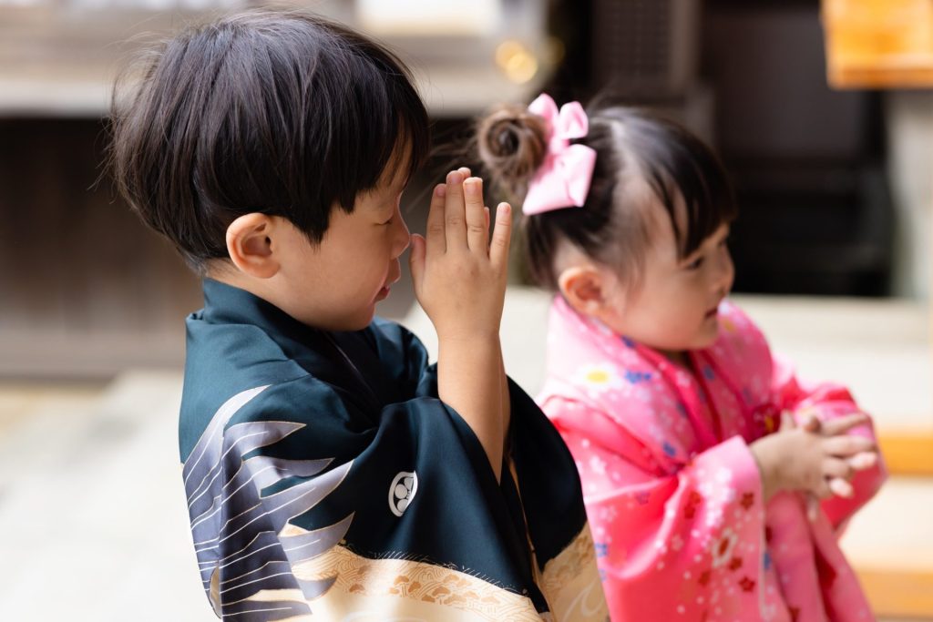 七五三で手を合わせている子どもたち