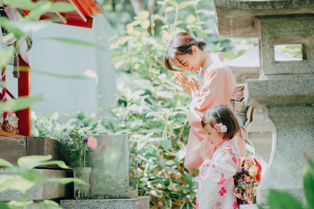 ママと女の子が手を合わせている様子