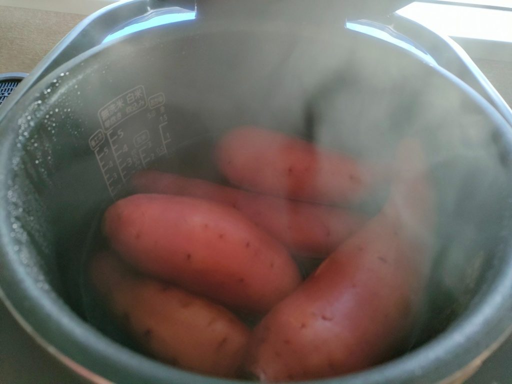 炊飯器でさつまいもを調理した様子