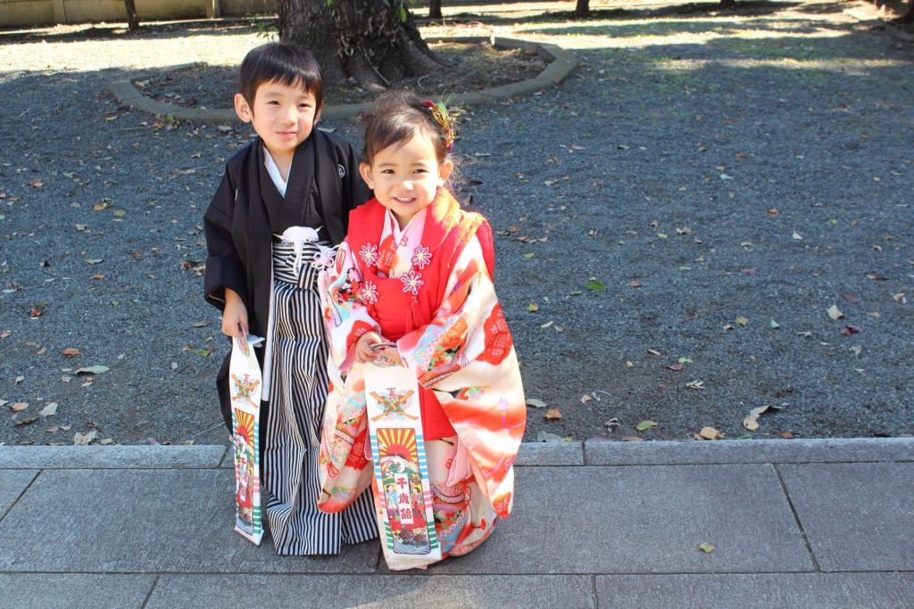 七五三で着物を着て写真をとっている男の子と女の子