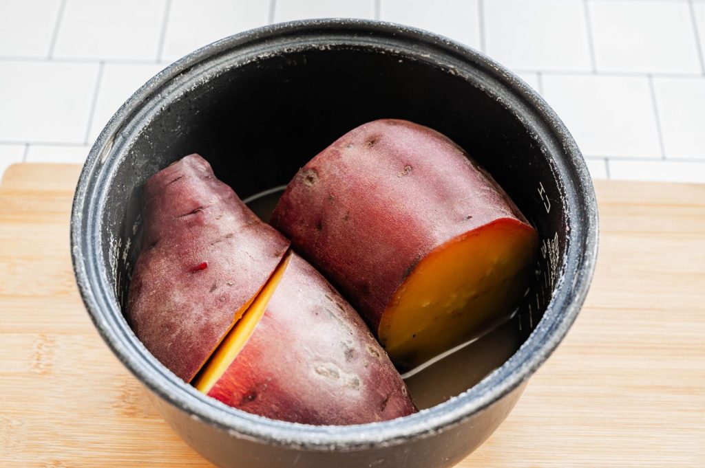 さつまいもが炊飯器に入っている様子