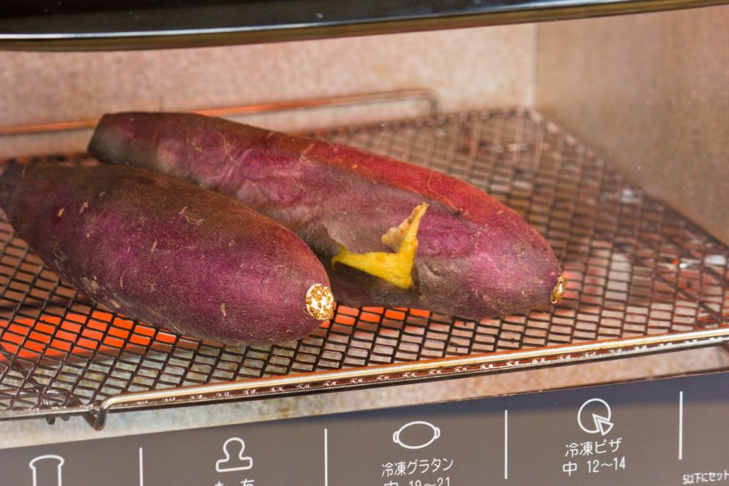 さつまいもをトースターで加熱している様子